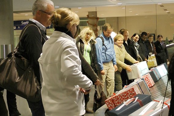 Gifts in lieu of luggage waiting Passengers of Air Canada from Toronto, on arrival at the airport Jean-Lesage, December 25. Photo from Quebec Airport.
