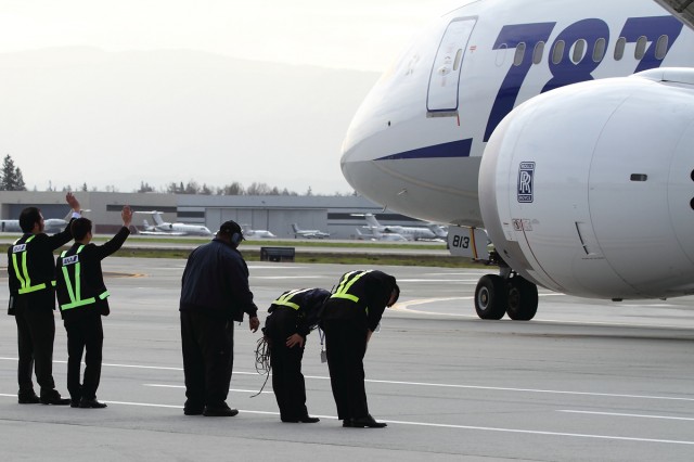 ANA employees bow to the arriving 787. Photo by Brandon Farris / AirlineReporter.com.