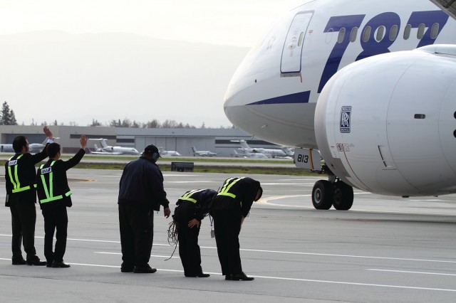 ANA employees bow to the arriving 787. Photo by Brandon Farris / AirlineReporter.com. 