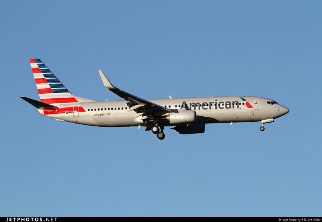 American Airline's new livery on an actual aircraft: Boeing 737-800 (N908NN). Photo by Joe Statz.