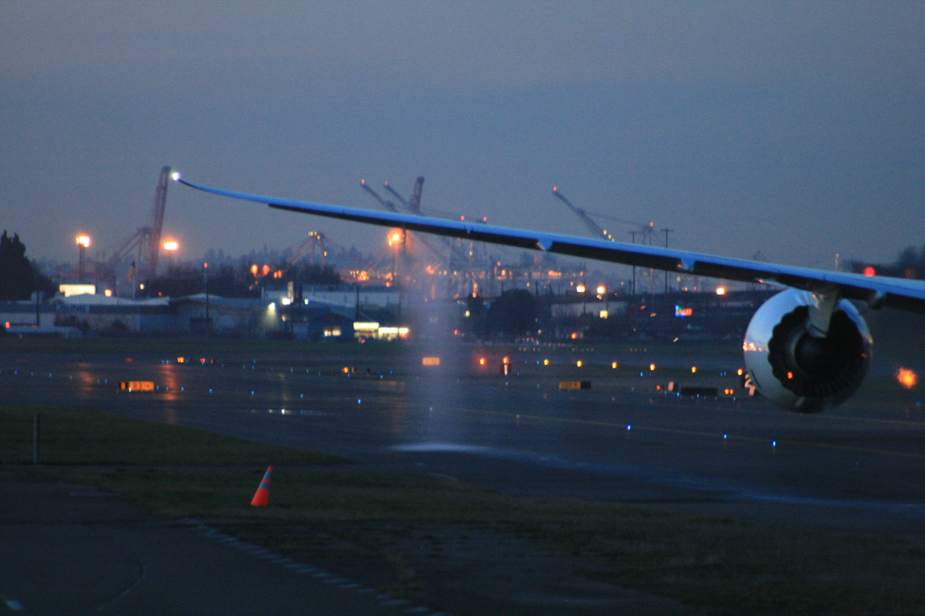 Aviation fuel comes out of the left wing of a Boeing 787 Dreamliner during a test flight at Boeing Field. Photo by Brandon Farris.