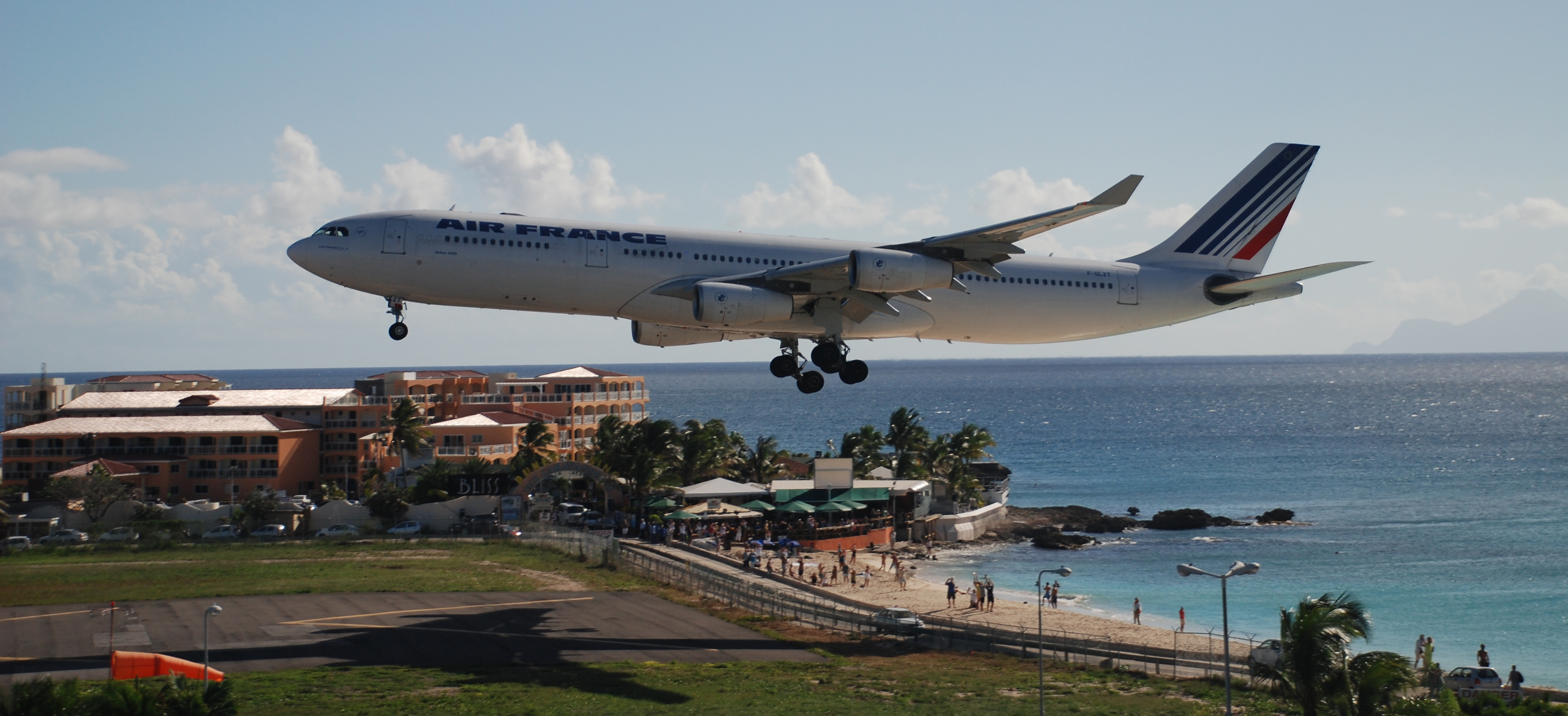 An Air France Airbus A340 lands at SXM. Image from alljengi / Flickr CC.