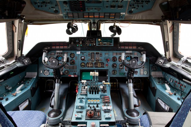 The controls of the AN-124. 