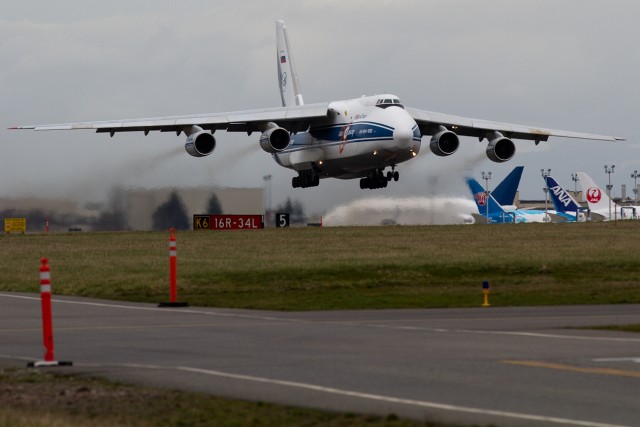 Anotonov AN-124 landing at Paine Field last Saturday.