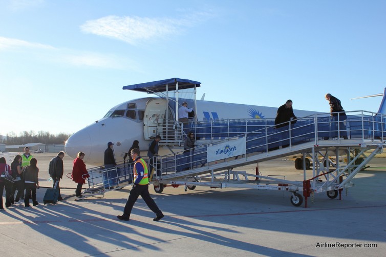 Boarding an Allegiant MD-80 in Bellingham. Image from David Parker Brown / AirlineReporter.com.