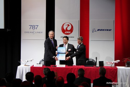 Jim Albaugh, president and CEO of Boeing Commercial Airplanes, Mr Yoshiharu Ueki, JAL's President and Bill Fitzgerald, GE's vice president and general manager of Commercial Engines Operation hold up the 787 sign paperwork.