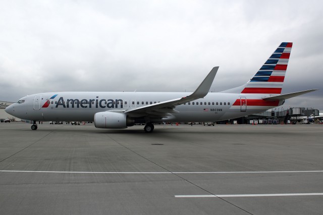 American Airlines Boeing 737 (N803NN) with new livery seen for the first time in Seattle. Image by Brandon Farris. 