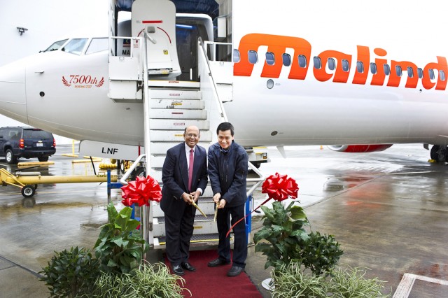 Dinesh Keskar, senior vice president of Asia Pacific and India Sales, Commercial Airplanes cuts the ribbon with Capt. Darsito Hendro S., chief operating officer of Malindo Air to celebrate the delivery. Photo: Boeing