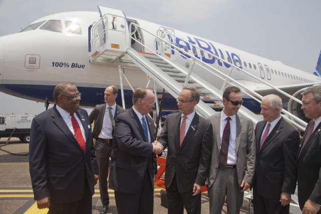 800x600_1341338701_A320-Jetblue_with_officials2