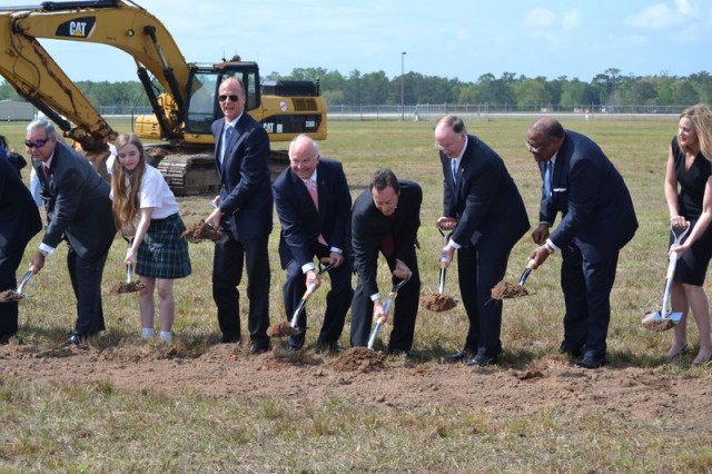 The ceremonial groundbreaking for Airbus’ U.S. A320 Family final assembly line ’“ which occurred 8 April 2013 in Mobile, Alabama ’“ was marked by Airbus President and CEO Fabrice Brgier (fourth from right) and EADS CEO Tom Enders (sixth from right), along with state and national dignitaries, industry leaders and members of the local community