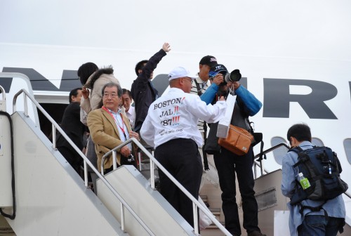 Passengers board JAL's 787 in Tokyo. Image from JAL.