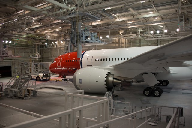 Side angle of Norwegian's first Dreamliner. 