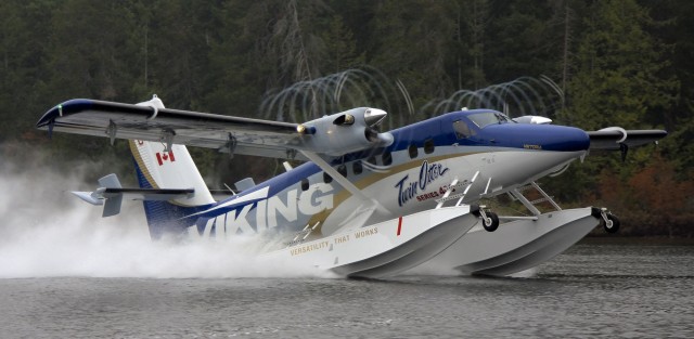 Twin Otter - Series 400 on amphibious floats
