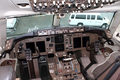 The Icelandair Boeing 757 flight deck. Photo by Brandon Farris.