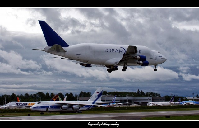 A Dreamlifter lands at Paine Field with an Antonov AN-124 on the ground. 