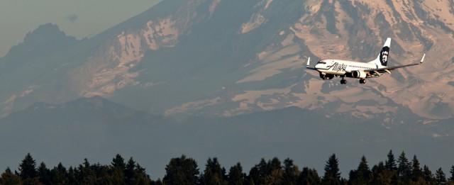 An Alaska Airlines Boeing 737 coming in for a landing. Photo by Jeremy Dwyer-Lindgren. 