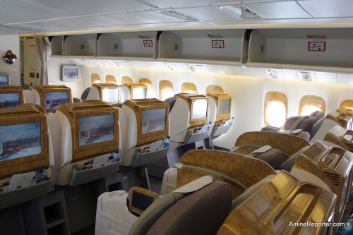 With the wood panneling, the Business Class really has a warm atmosphere. Notice the real flowers on the bulkhead.