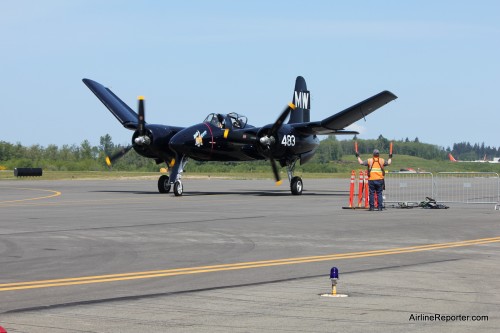 it is plane porn, watching Bad Kitty raise her wings.