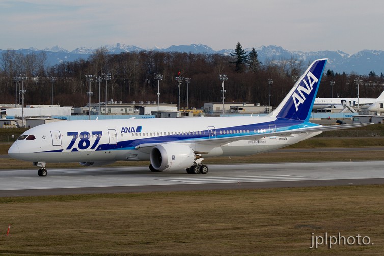 ANA's modified Dreamliner livery with the "787" on the side. Photo by Jeremy Dwyer-Lindgren.