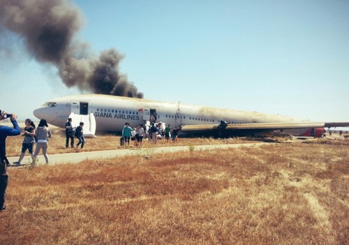 After evacuating the crash, David Eun took this photo photo of Asiana Flight 214.