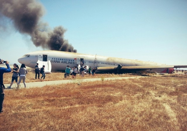 After evacuating the crash, David Eun took this photo photo of Asiana Flight 214. 