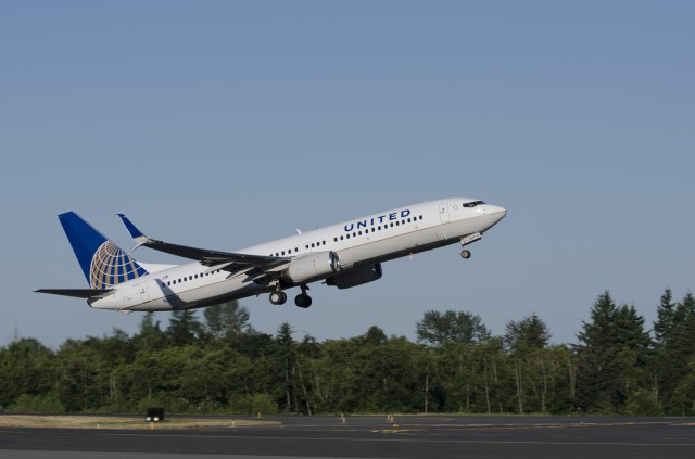 The first flight of a Scimitar Winglet fitted aircraft.  A retrofitted United 737-800 takes to the air Paine Field - Photo: United Airlines