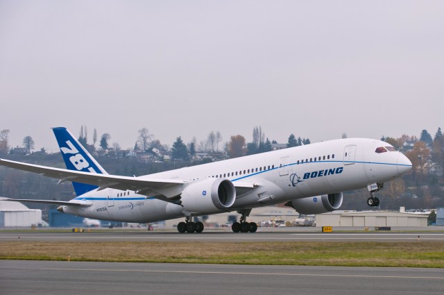 ZA006 shows off the Dreamliner "light" livery. Image by The Boeing Company. 