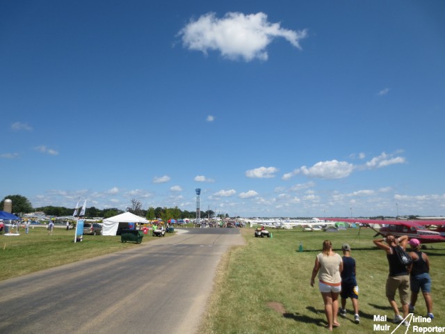 Walking from one end of OshKosh to the other is a monumental task - Photo: Mal Muir | AirlineReporter.com