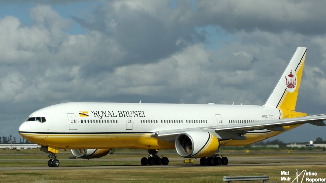 A Royal Brunei 777-200ER sporting the older livery at Brisbane Airport - Photo: Mal Muir