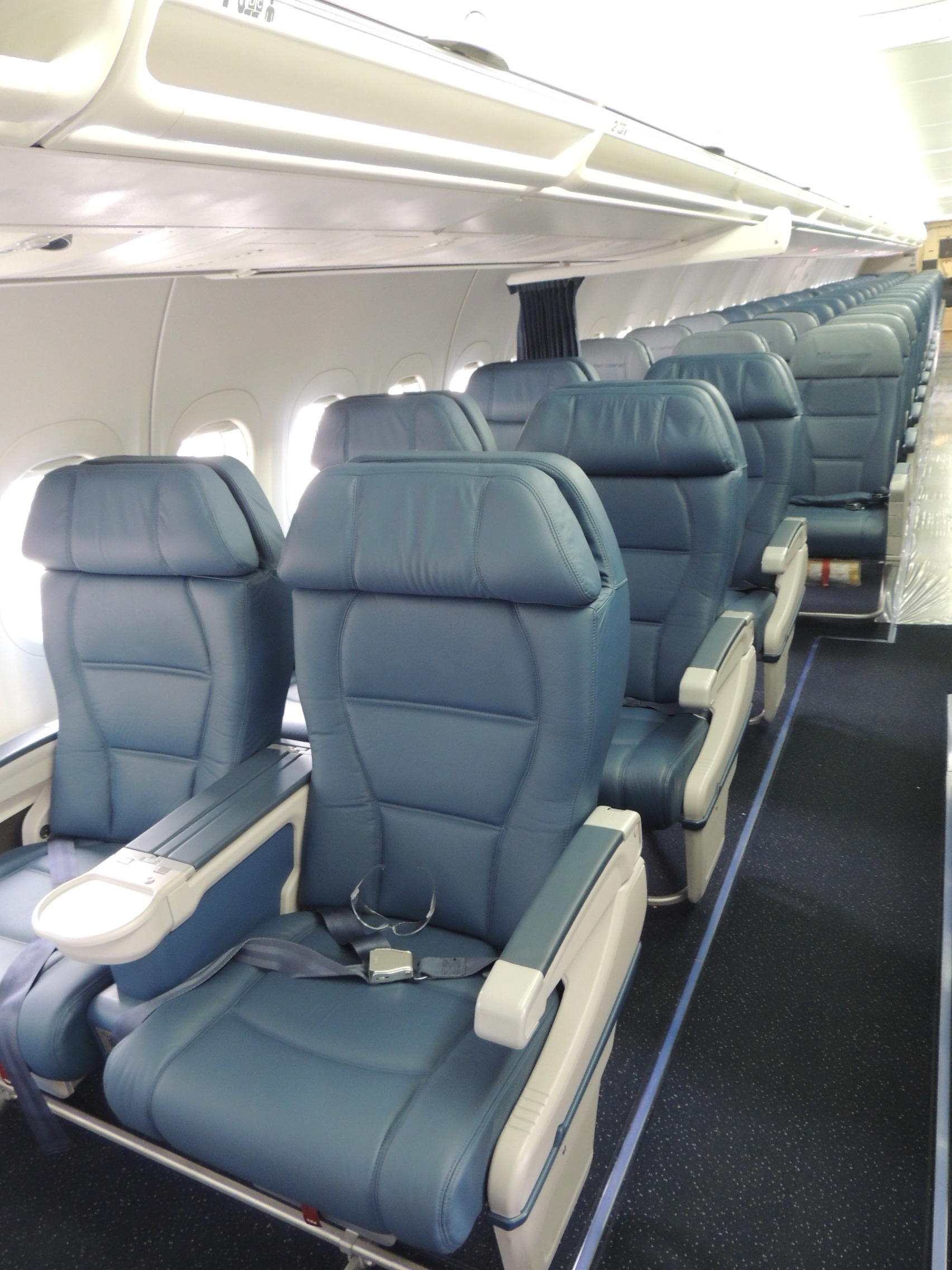 Picture 45 of Boeing 717 200 Delta Interior