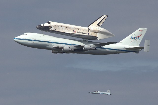 N905NA doing its job, carrying the shuttle Discovery in April 2012. Photo by jsmjr / Flickr. 