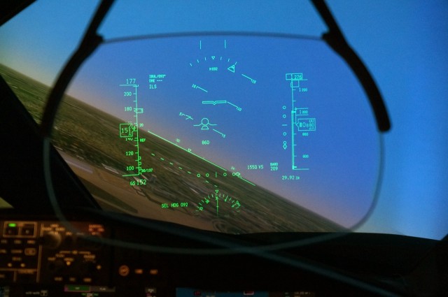 The Heads Up Display (HUD) on the 787 sim. Image: Chris Sloan / Airchive.com