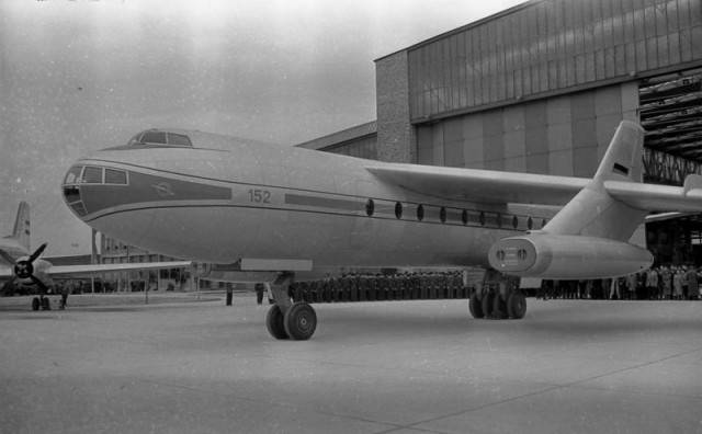 The Baade 152 rolls out Photo by:Bundesarchiv, Bild 183-54953-0004 / CC-BY-SA