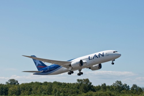 LAN's first Boeing 787 takes of from Paine Field, heading south to Santiago. Image from Boeing.