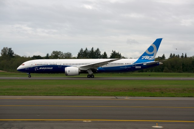 The 787-9 taxis along the runway at Paine Field prior to its first flight - Photo: Bernie Leighton | AirlineReporter.com