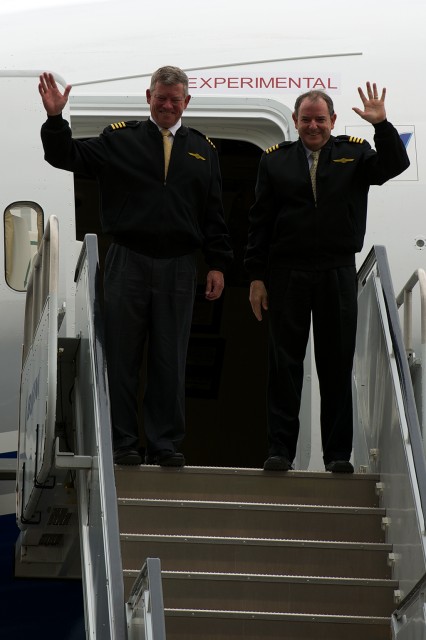 The test pilots exit the 787-9. Image: Bernie Leighton - AirlineReporter.com