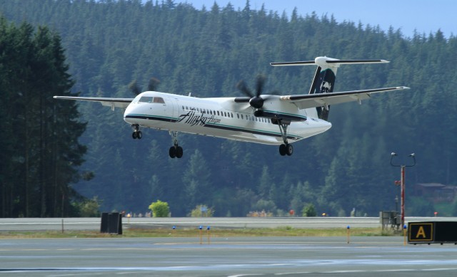 Alaska Airlines Bombardier Q400 landing in its namesake state - Photo: AirlineReporter.com