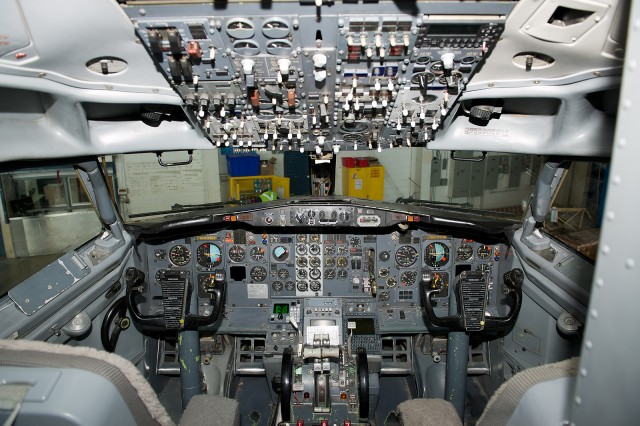 The flight deck of a classic 737. Photo by Bernie Leighton | AirlineReporter