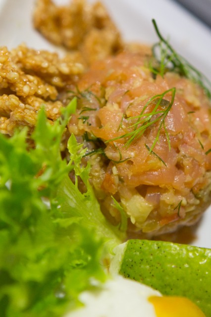 Dinner's salmon tartar on LOT Polish 787 - Photo: Jeremy Dwyer-Lindgren | Airchive.com