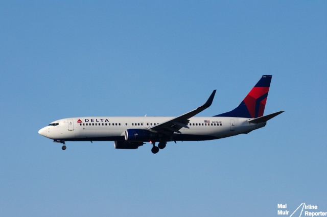 Delta Boeing 737-800 landing at SeaTac Airport - Photo: Mal Muir | AirlineReporter.com