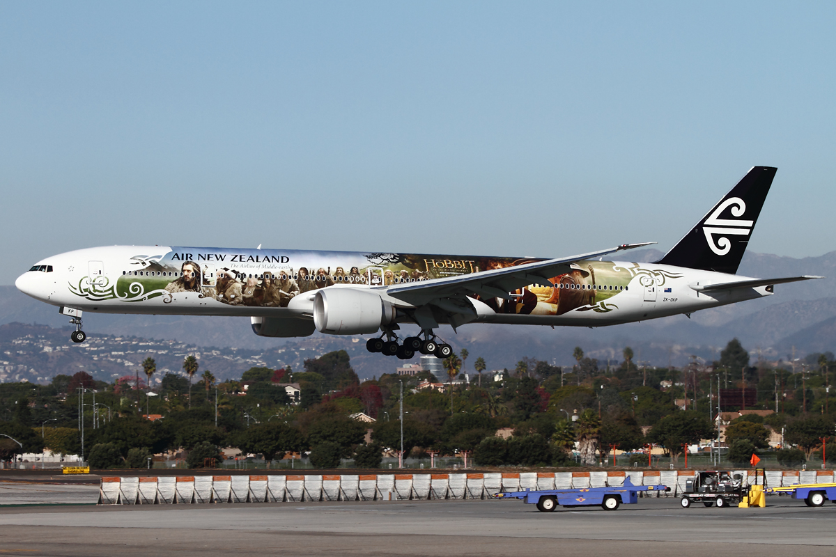 Air New Zealand Boeing 777-300 (ZK-DKP) coming into LAX. Photo: Brandon Farris / AirlineReporter.com