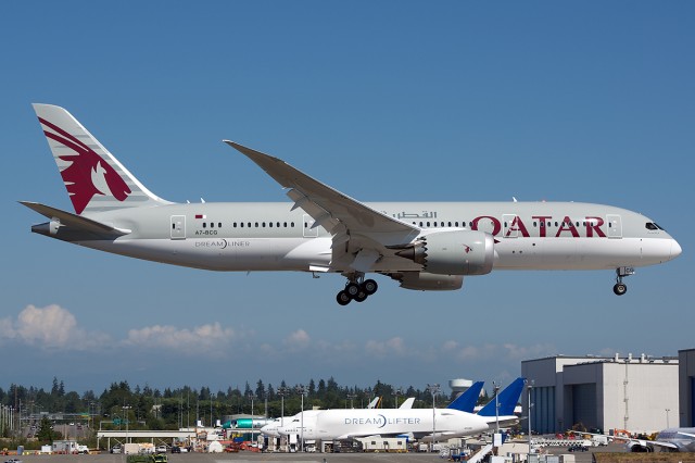 A Qatar Airways 787 landing after a test flight at Paine Field. Photo by Bernie Leighton | AirlineReporter.com