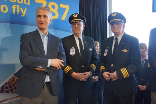 United's CEO, Jeff Sismeck and flight crew stand on stage. Image by Chris Sloan / Airchive.com