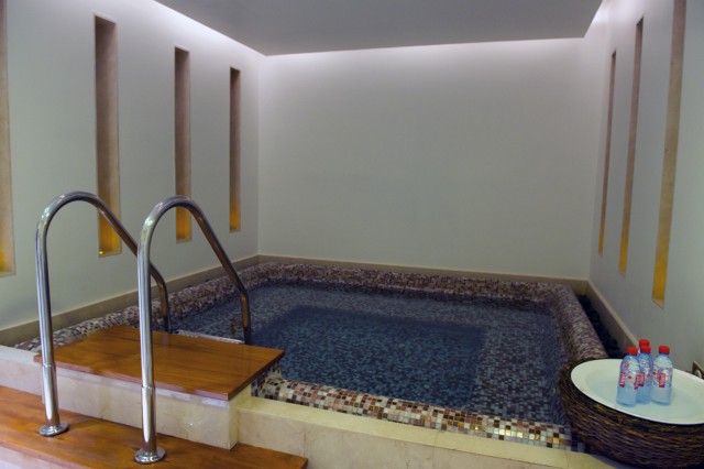 The Jacuzzi hot tub of the First Class lounge portion of Qatar Airways' Premium Terminal. Photo by Bernie Leighton | AirlineReporter.com