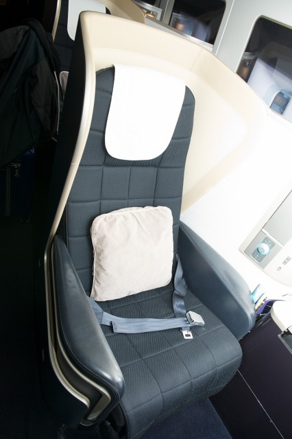 The upholstery on this seat is one of my favorite parts. Photo by Bernie Leighton | AirlineReporter.com