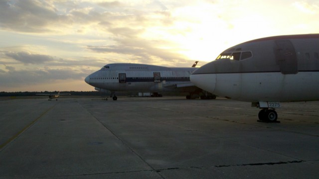 Narizes de um Boeing 747 e 727 e, claro, um Cessna - Foto: Caleb Howell |  CC do Flickr