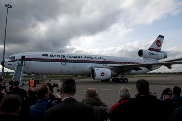 This is what it looks like when 50 people try to photograph an aircraft at once. Photo - Bernie Leighton | AirlineReporter.com