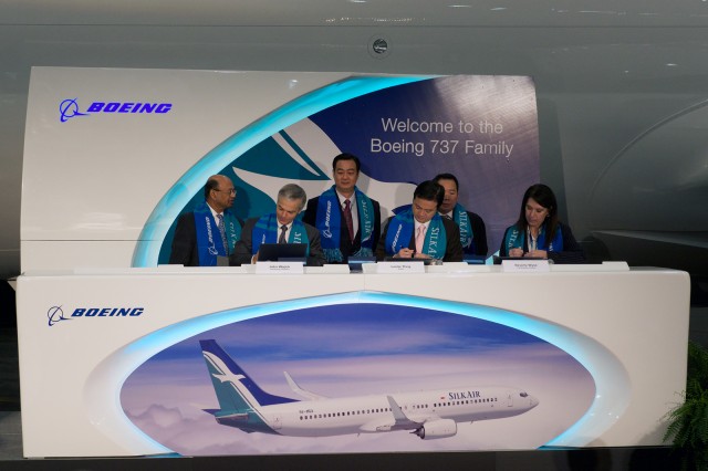 SilkAir CEO Leslie Thng signs the company's acceptance of the 737: Photo - Bernie Leighton | AirlineReporter.com