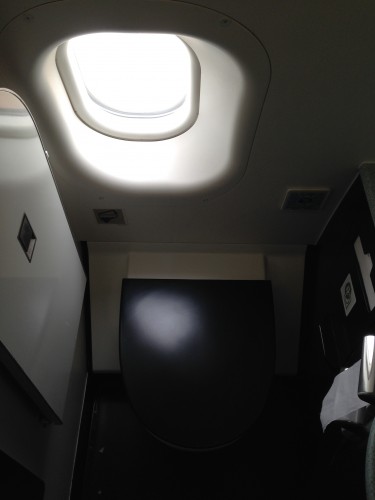 It is nice to see a loo with a view even in the economy cabin Photo: Jacob Pfleger | AirlineReporter