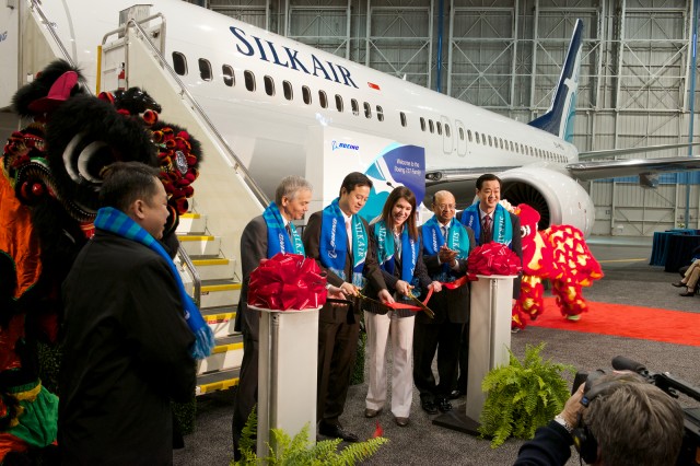 Cutting the ribbon before stepping aboard SilkAir's first 737-800: Photo - Bernie Leighton | AirlineReporter.com